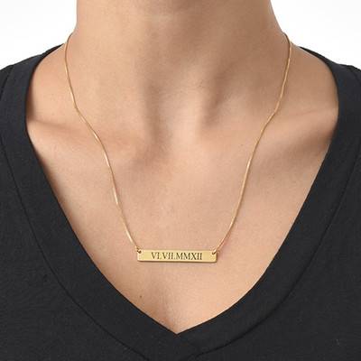 Collar de Barra en Números Romanos en Chapa de Oro foto de producto