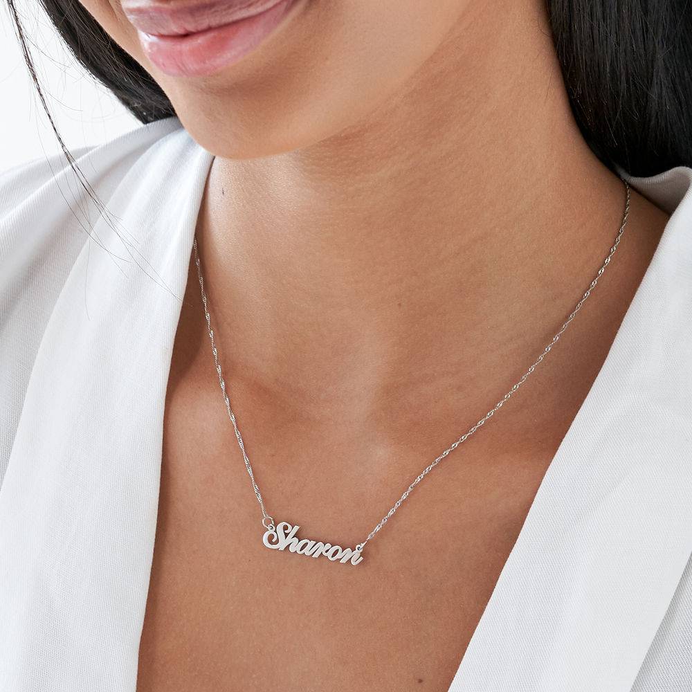 "Hollywood" Collar con Nombre Pequeño en Oro Blanco de 14K-2 foto de producto