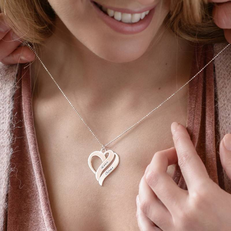To hjerter banker som èt-halskæde med gravering i sølv-3 produkt billede