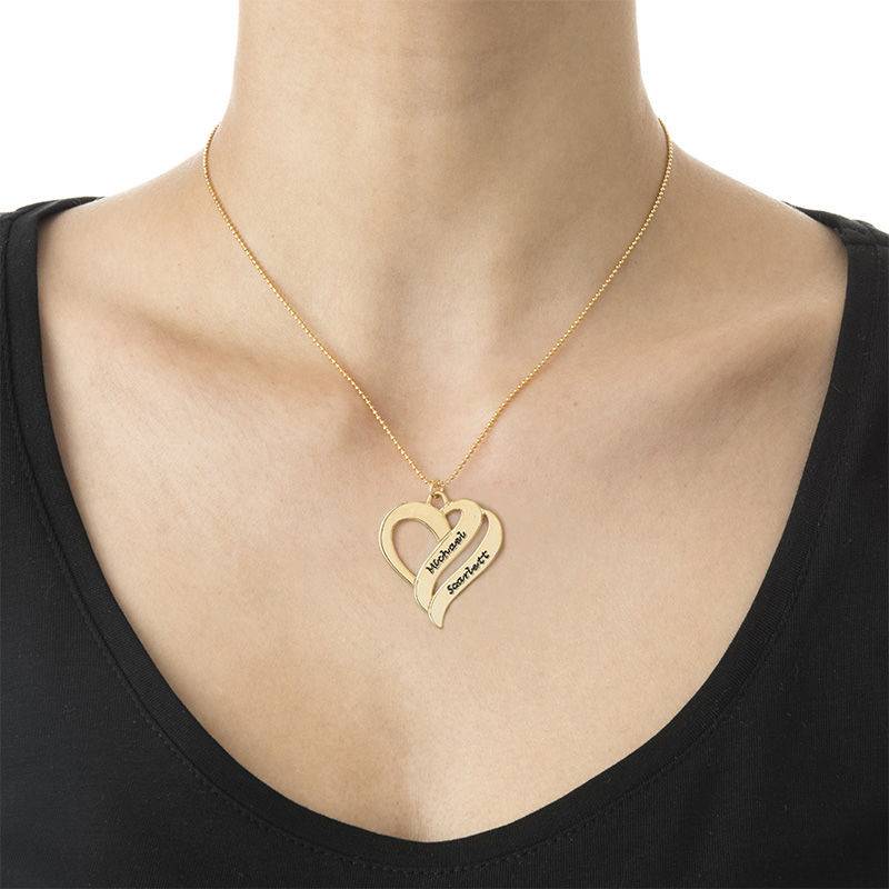 To hjerter banker som èt-halskæde med gravering i 18 karat guld vermeil produkt billede