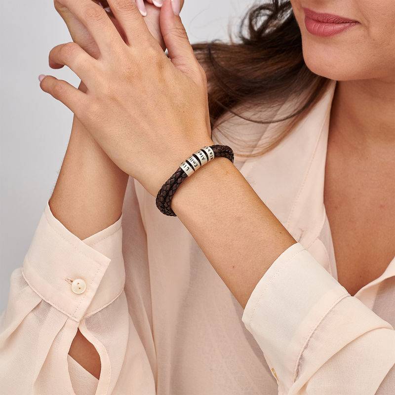 Braunes geflochtenes Lederarmband mit silbernen personalisierten Beads für Frauen-2 Produktfoto