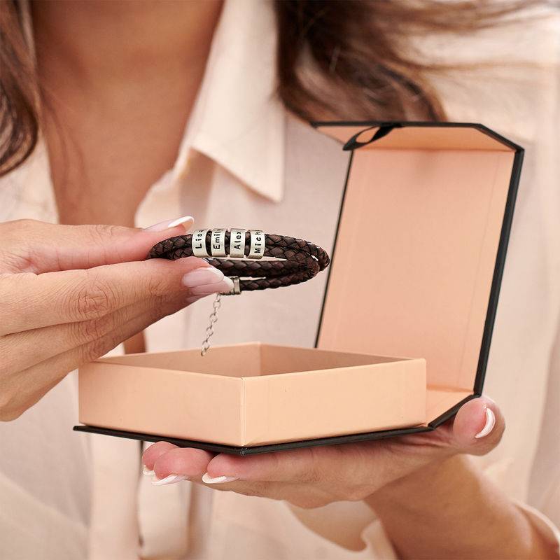 Brunt læderarmbånd til kvinder med små ringe med indgravering i sølv-5 produkt billede