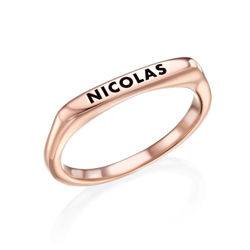 Stabelbar ring med navn indgraveret i rosaforgyldt sølv produkt billede