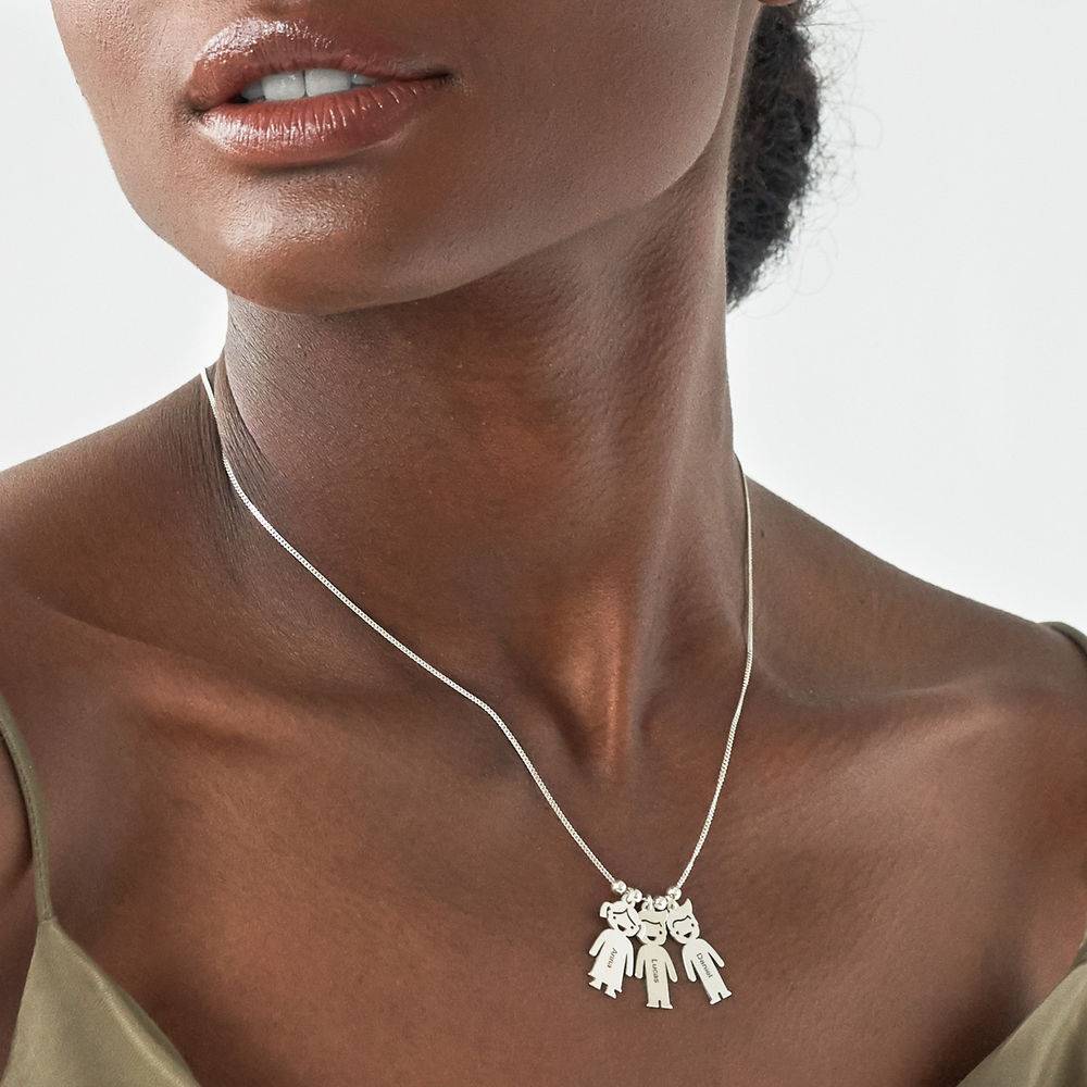 Mors halskæde med graverede børne-charms i sølv-4 produkt billede