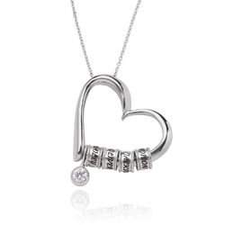Collier de charme en forme de cœur avec perles gravées en argent photo du produit