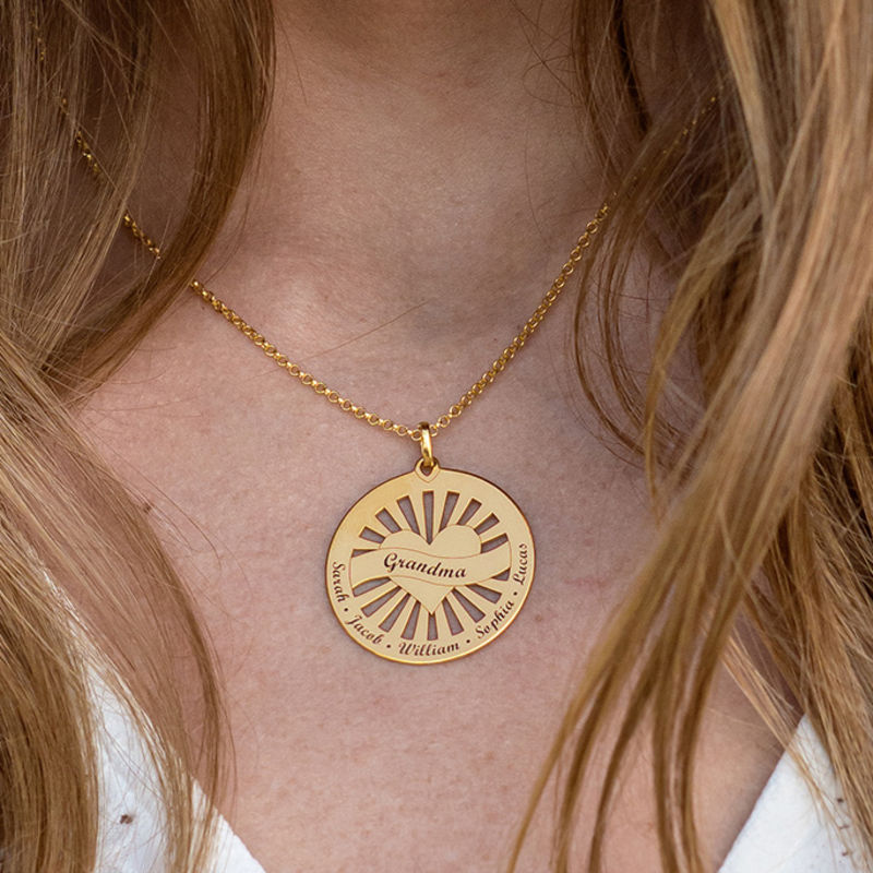 Grandma Circle Pendant Necklace with Engraving in 18K Gold Vermeil - 4